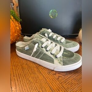 Shoes!!!Obtaom Like New! Green Distressed Sneakers with White Laces US Size 10